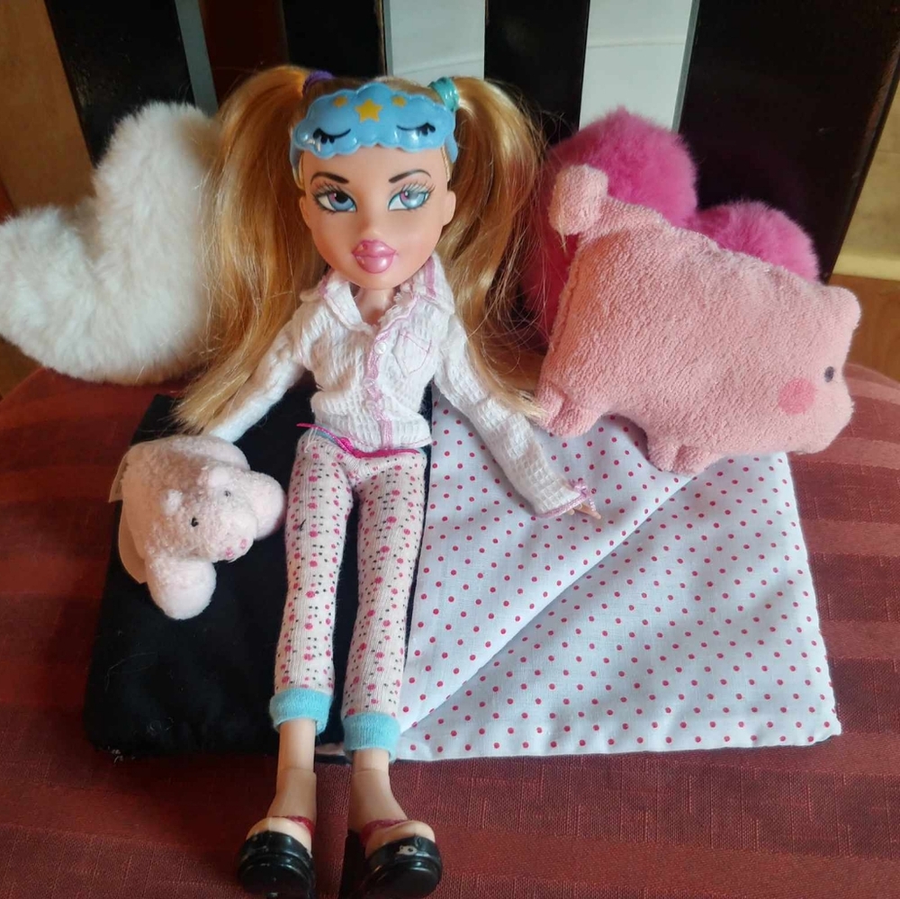 Bratz Slumber party Cloe (redressed) - Picture 2 of 3